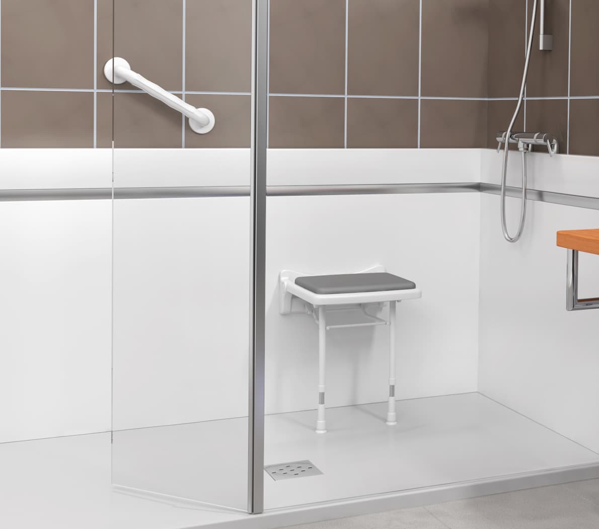Douche avec barres d'appui et siège rabattable